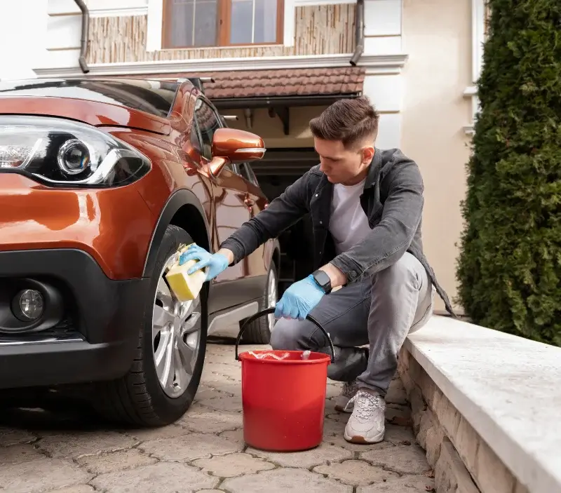 Lavage auto à domicile Saint-Laurent-de-la-Salle : professionnel intervenant sur un véhicule